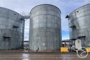 Intermittent water tank operation within a commercial water storage system